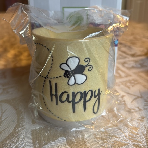 Scentsy Wall Plug in Bee Happy Warmer - Picture 3 of 4